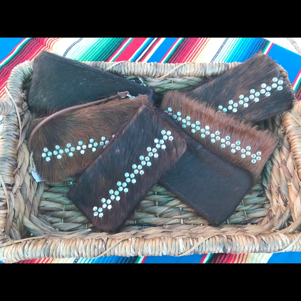 Raviani wristlet